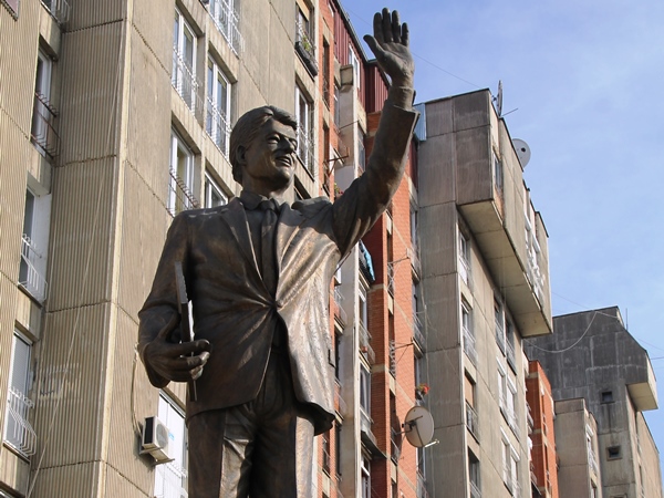 bill clinton standbeeld in kosovo