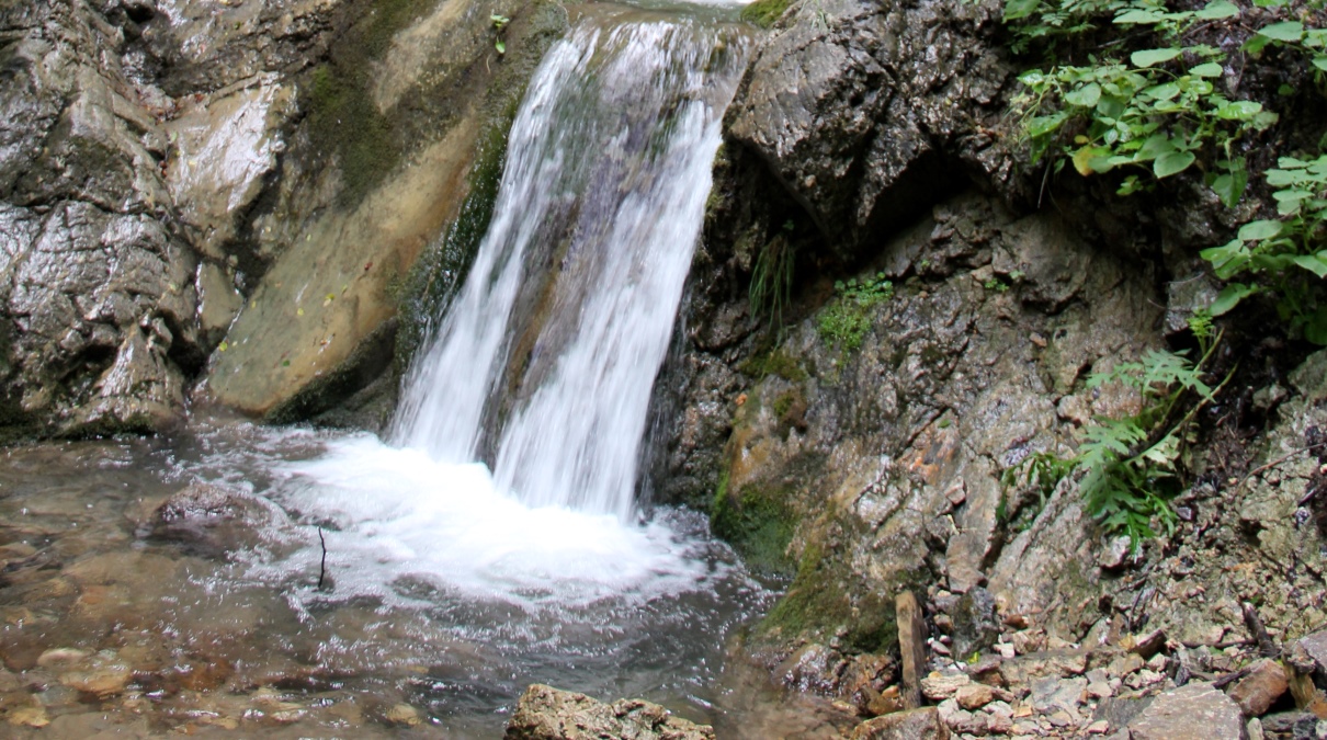waterval in de rugova vallei waar mensen albanees spreken