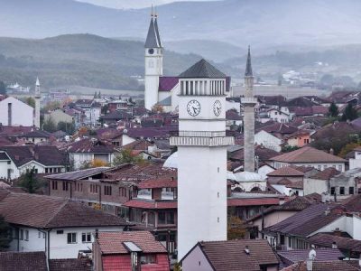 kerk moskee en klokkentoren in de oude stad van Gjakova