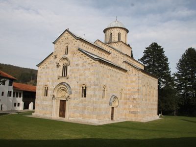 Kerkgebouw van het Servisch-Orthodoxe klooster in Decan